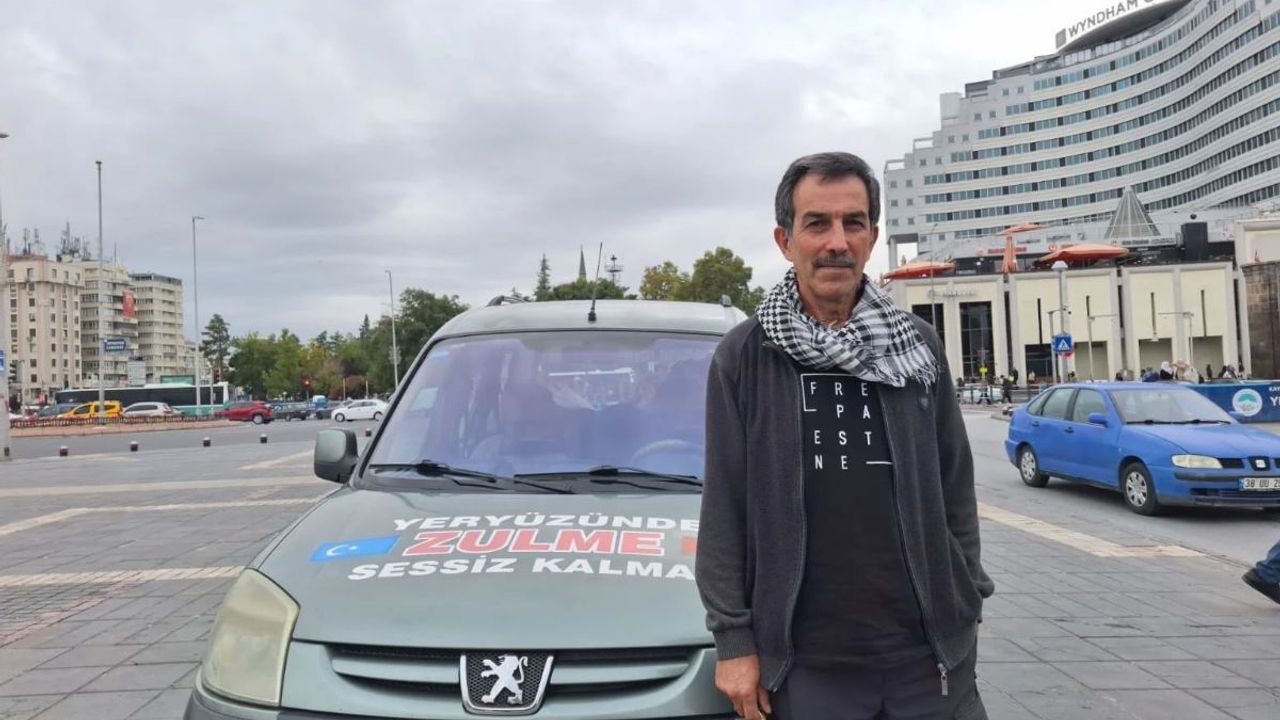 Otomobilini boykot ürünlerinin çıkartmalarıyla donattı! Türkiye’yi şehir şehir geziyor