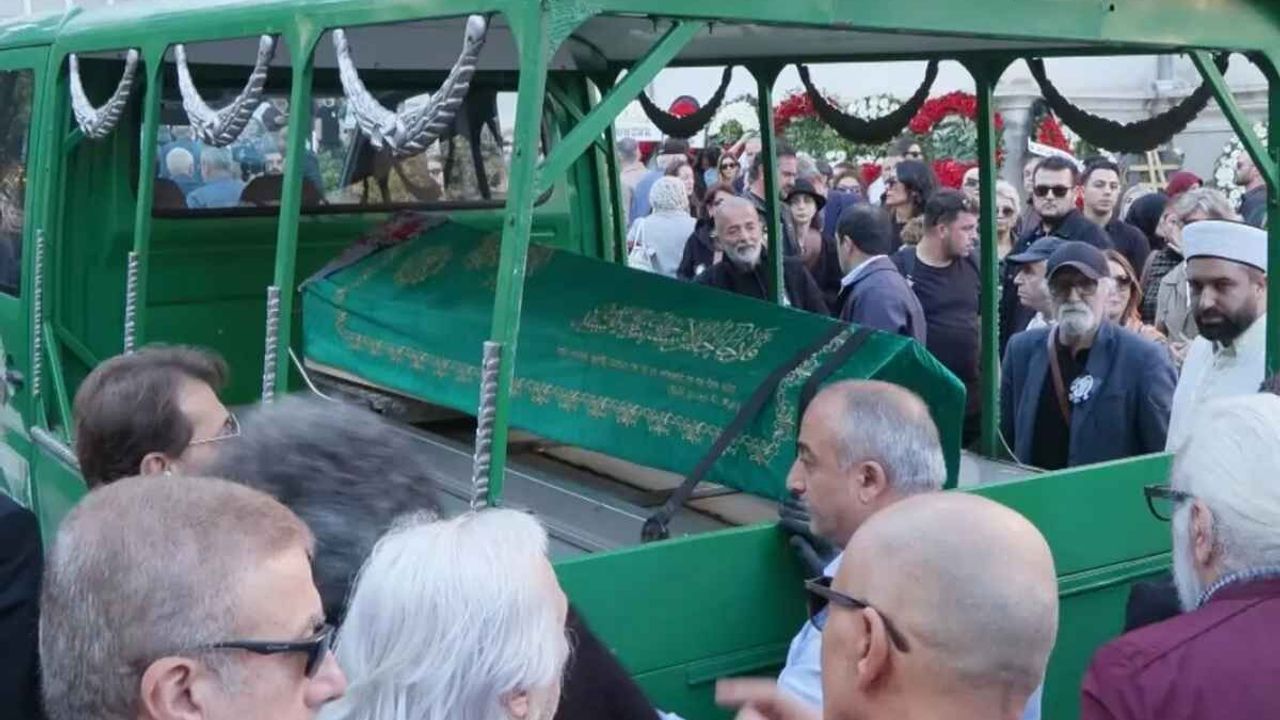 Cenazede dekolte krizi! Ünlü oyuncunun kıyafeti tepki çekti