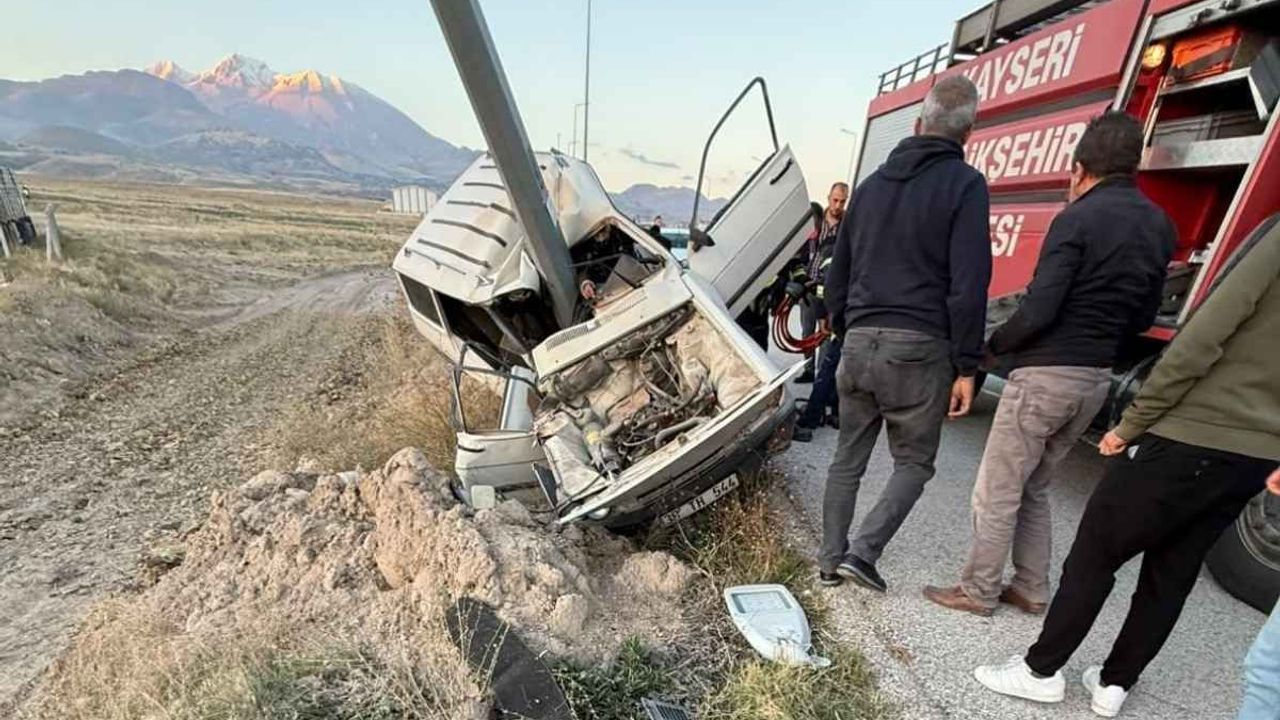 Kayseri'de otomobil direğe ok gibi saplandı! 1 kişi yaralandı