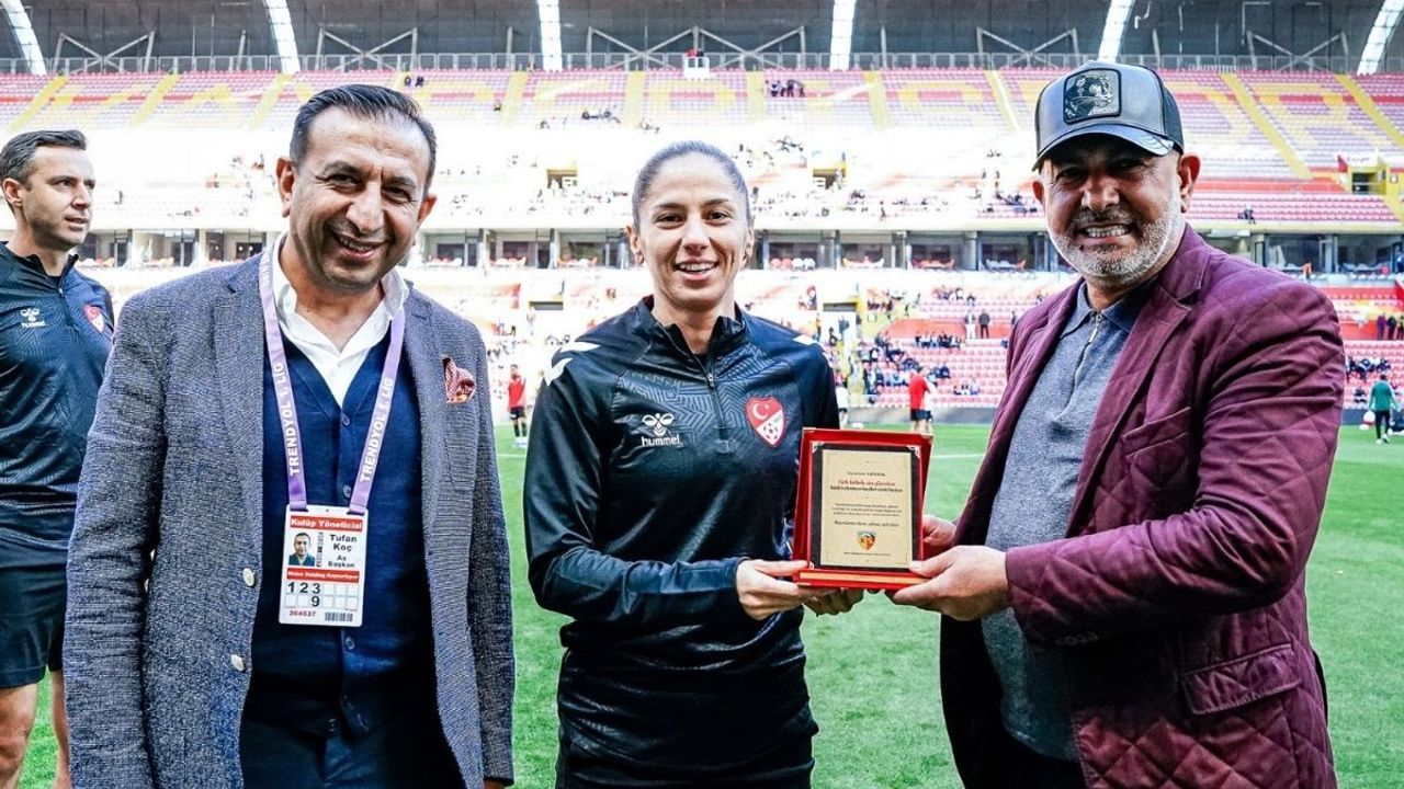 Kayserispor'dan kadın hakem Asen Albayrak'a maç öncesi anlamlı jest!