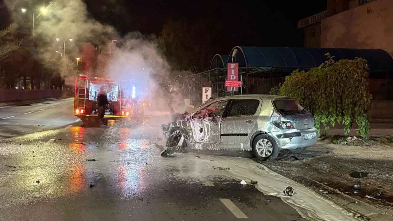 Kayseri’de park halindeki 3 araca çarpan otomobil yandı: 2 yaralı