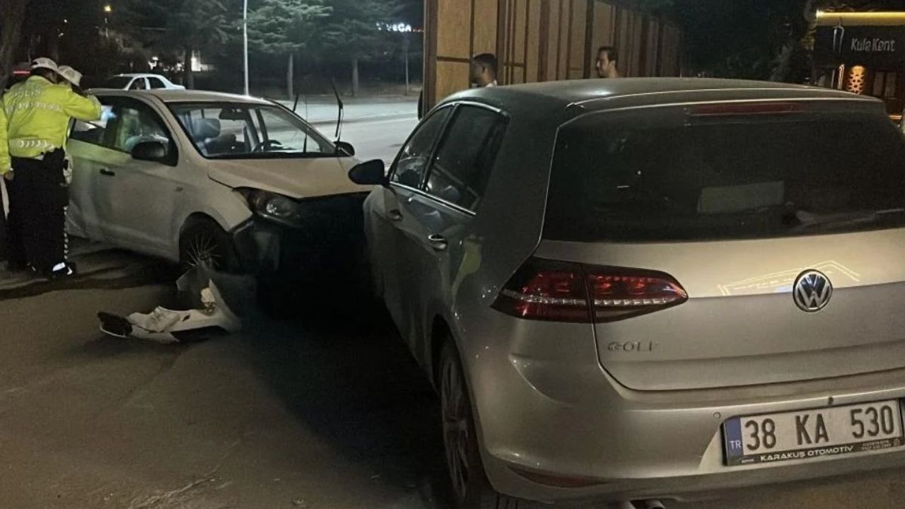 Niğde’de otomobil önce direğe sonra park halindeki araca çarptı: 1 yaralı!