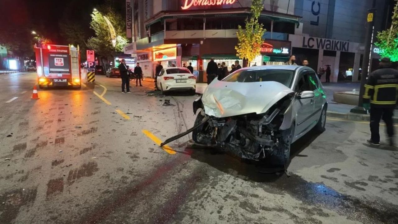 Niğde'de iki otomobil çarpıştı: 1 yaralı
