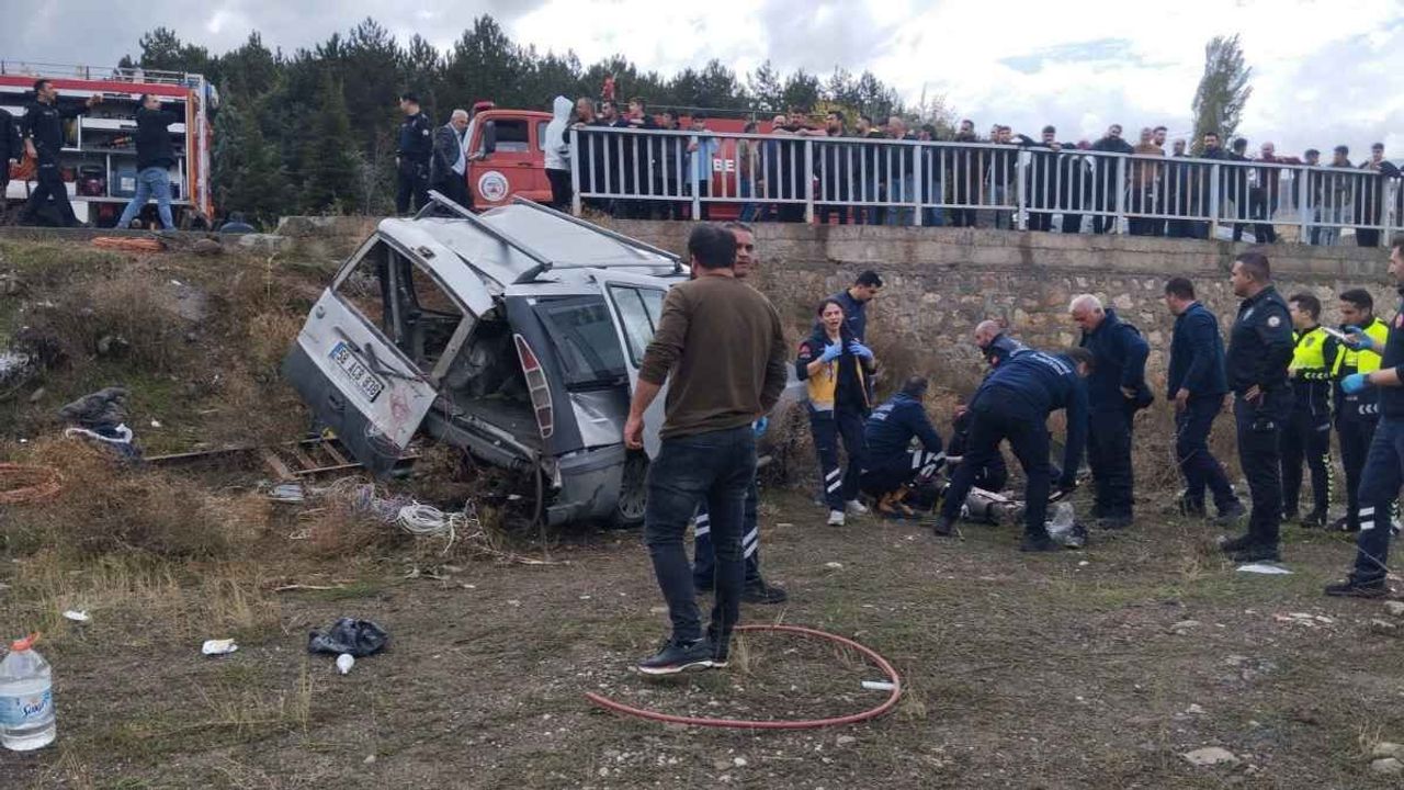 Sivas'ta araç şarampole uçtu: 1 ölü 2'si ağır 4 yaralı