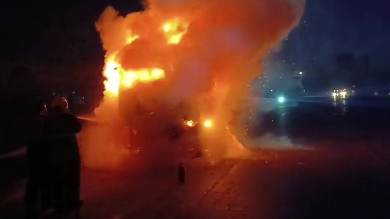 Adana’da seyir halindeki tır alev aldı