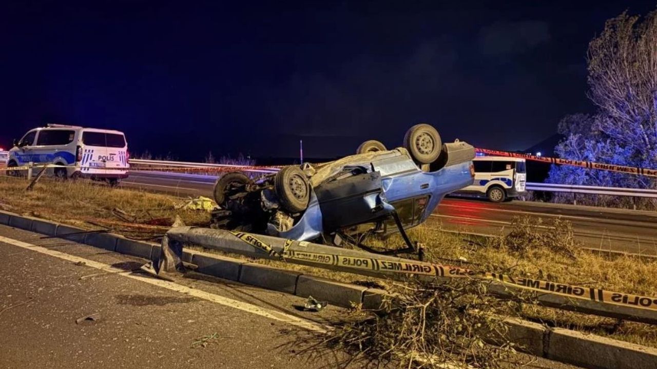 Kayseri'de aydınlatma direğine çarpan otomobil takla attı: 2 ağır yaralı