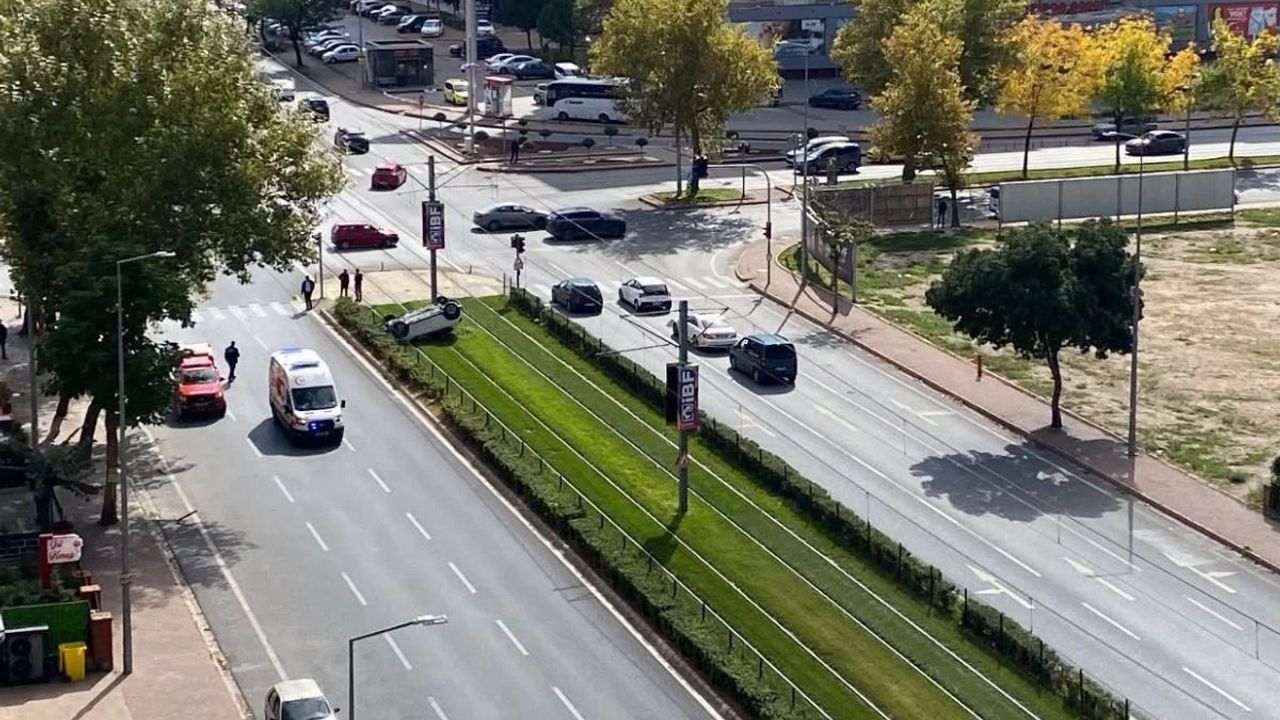 Kayseri'de otomobil tramvay yoluna daldı! Takla atan araç seferleri aksattı