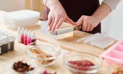 Stres azaltan hobiler listesinde: Terapötik sabun yapımı