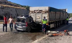Katliam gibi kaza! Tırın altına giren araçta 5 kişi can verdi!