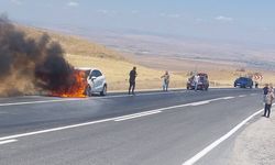 Seyir halindeki araç alev alev yandı! Kullanılmaz hale geldi