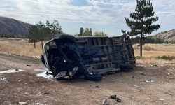 Sivas’ta minibüs duvardan aşağı düştü!