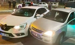 Aksaray’da alkol alıp araç başına geçti: Emniyet müdürünün makam aracına çarptı