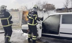 Aksaray’da işe giderken aracı alev aldı: Yangın sonrası araç hurdaya döndü