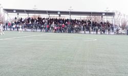 Kayseri Sindelhöyük’de futbol coşkusu tribünlere sığmıyor! Taraftarlar traktöre çıktı