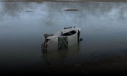 Sivas’ta korkutan anlar: Otomobil göle düştü