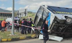 Halk otobüsü aracın üstüne devrildi: 44 yaralı