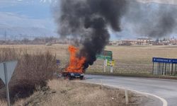 Kayseri’de seyir halindeki otomobil alevlere teslim oldu