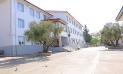 Katliamın yaşandığı okulun önünde kahreden görüntü!