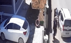 Hafif ticari aracın çarptığı kadın yaralandı: Kaza anı kamerada!