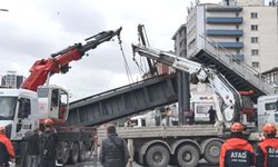 Damperi açık kamyon üst geçidi çökertti: 3 yaralı
