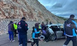 Kayseri yolunda iki araç kafa kafaya çarpıştı: 1'i ağır 8 yaralı