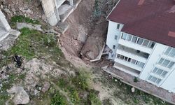 İnşaat halindeki binanın istinat duvarı çöktü! Molozlar karşı binadaki dairelere kadar girdi