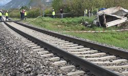 Raylarda feci kaza! Tren kamyoneti ezdi