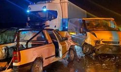 Pikap ile minibüs çarpıştı: 1 ölü, 2 yaralı