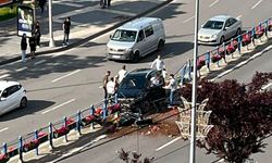 Kayseri Cumhuriyet Meydanı’nda kaza! TOGG marka otomobil bariyerlere çıktı
