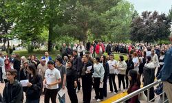 Kayseri’de YKS yoğunluğu: Okul önlerinde uzun kuyruklar oluştu