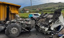 Kayseri'de lokomotif ile hafriyat kamyonu çarpıştı: 2 yaralı