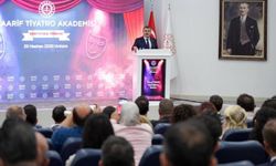 Maarif Tiyatro Akademisi'nde mezunlar sertifikalarını aldı