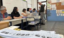 2 bin seçmen sandık başında: 12 parti yarışacak