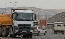 Kayseri’de tırın üzerine geldiğini sanan sürücü takla attı