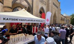 Vakıflar Genel Müdürlüğü Kayseri'de aşure dağıttı