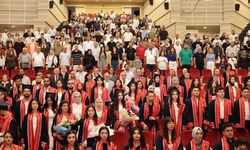ERÜ’de mezuniyet coşkusu: Edebiyat Fakültesinden 450 öğrenci mezun oldu!
