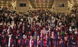 ERÜ İlahiyat Fakültesi'nde mezuniyet coşkusu! 242 öğrenci diplomalarını aldı