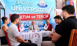 ERÜ Rektörü Altun tercih standında öğrencilerle bir araya geldi