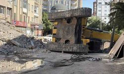 Kayseri Sahabiye'de  yıkım sırasında iş makinesi devrildi: Operatör yaralandı