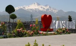 Kayseri’de yeşil dönüşüm seferberliği: Meydan, park ve bahçeler çiçeklendi!