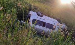 Niğde’de midibüs devrildi: 3 yaralı