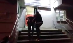 Kayseri'de otobüs durağını tekmeleyen şahıs yakalandı!