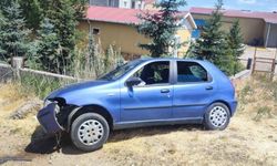 Kayseri-Sivas karayolunda kaza: Otomobil bariyerlere çarptı, 4 yaralı