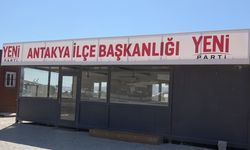 YENİ Parti'nin ilk tabelası konteyner binaya asıldı!