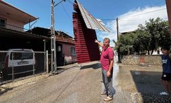 Adana’da ağustos ayında çatı uçtu: Elektrik teline takılı kaldı
