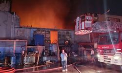 Adana’da ayakkabı tabanı fabrikası alev alev yandı