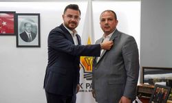 İş insanı fenomen Alaaddin Çağlıköse AK Parti’ye katıldı! Rozetini İl Başkanı Hüseyin Okandan taktı
