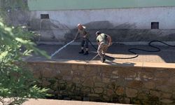 Kayserili belediye başkanı eline hortumu alıp paçaları sıvadı!