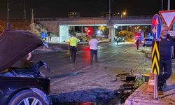 Kayseri'de iki otomobilin çarpıştığı kazada 200 metre sürüklenen araç kaldırıma çarparak durdu! 1 yaralı
