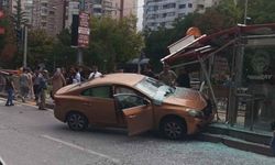 Kayseri’de otomobil tramvay durağına daldı: Yolcular ölümden döndü